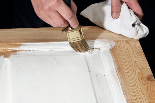 Mal fyldningsdøre: Sørg for løbende at tørre af med en bomuldsklud, hvis der kommer maling ud over kantprofilerne. Mal fyldningsdøre: Sørg for løbende at tørre af med en bomuldsklud, hvis der kommer maling ud over kantprofilerne.